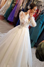 Vestidos de novia de encaje estilo princesa con escote en V y mangas largas
