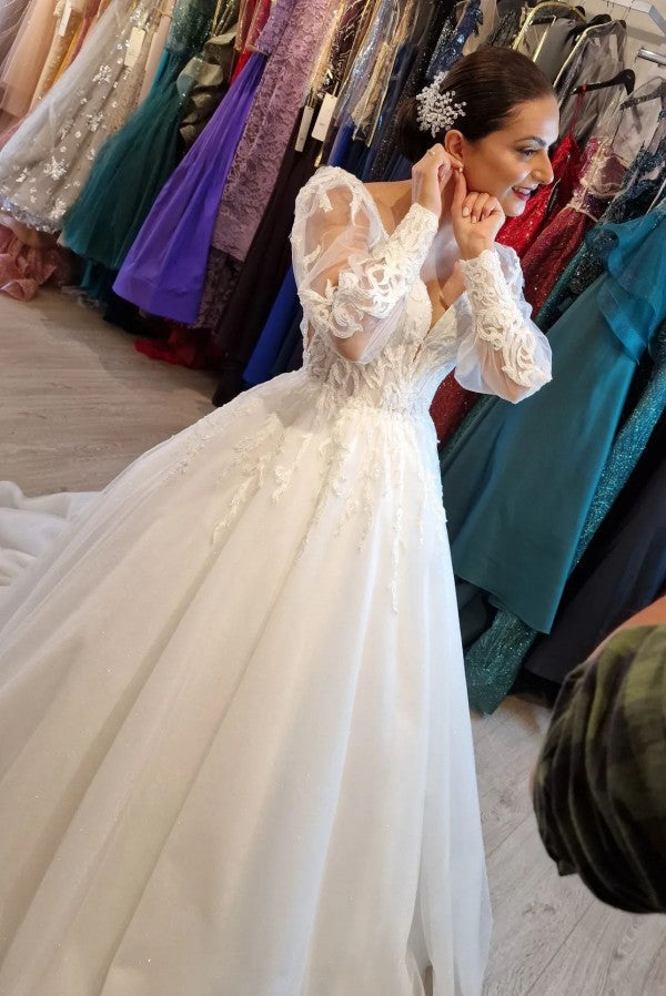 Vestidos de novia de encaje estilo princesa con escote en V y mangas largas