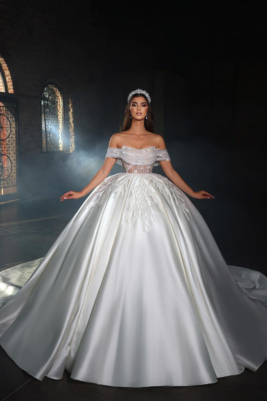 Robe de mariée princesse longue blanche en ligne A, épaules dénudées, ornée de perles et de dentelle