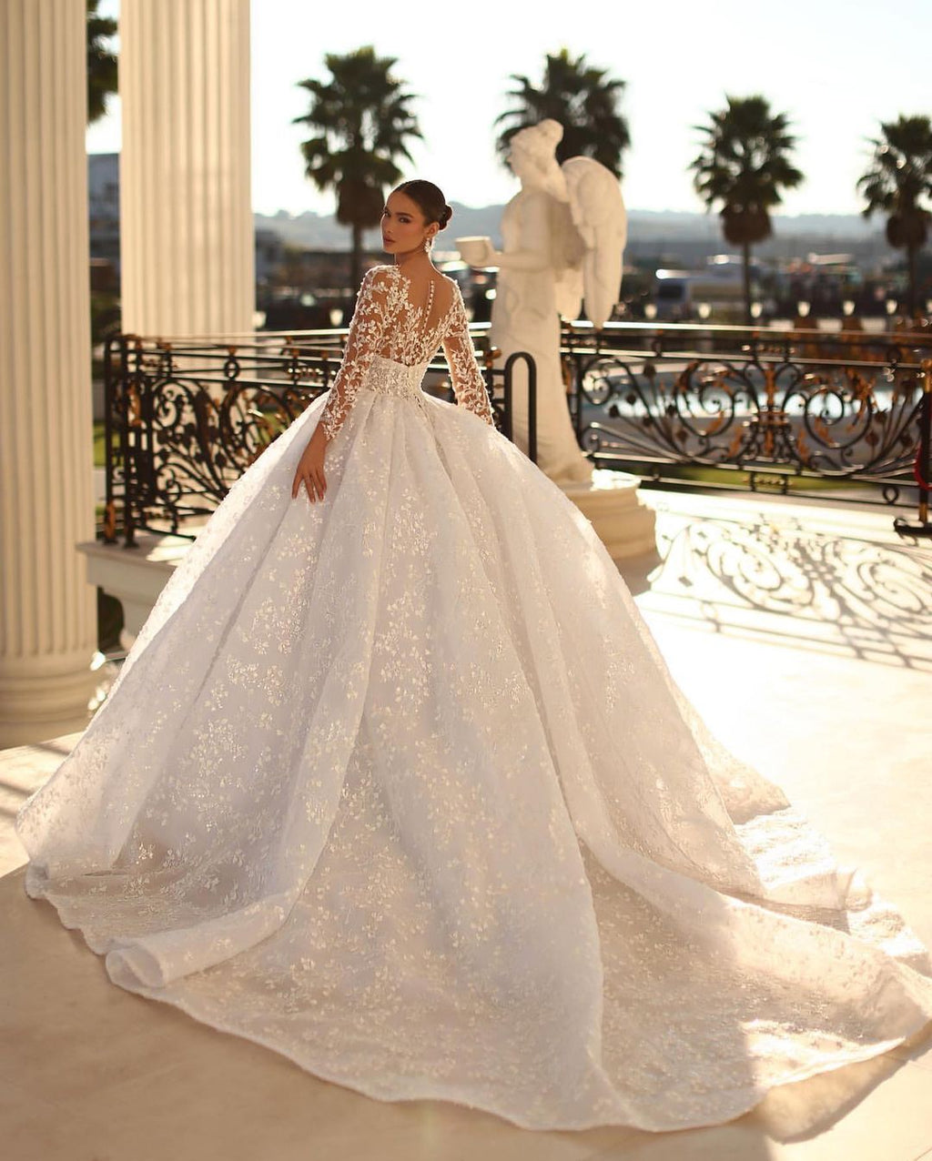 Vestido de novia largo de princesa blanco con escote en V, encaje y mangas largas
