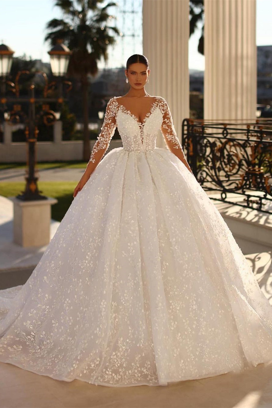 Vestido de novia largo de princesa blanco con escote en V, encaje y mangas largas