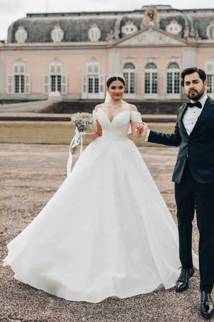 Robe de mariée princesse longue blanche en satin d'organza, décolletée en V, à épaules dénudées et coupe évasée