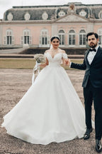 Robe de mariée princesse longue blanche en satin d'organza, décolletée en V, à épaules dénudées et coupe évasée