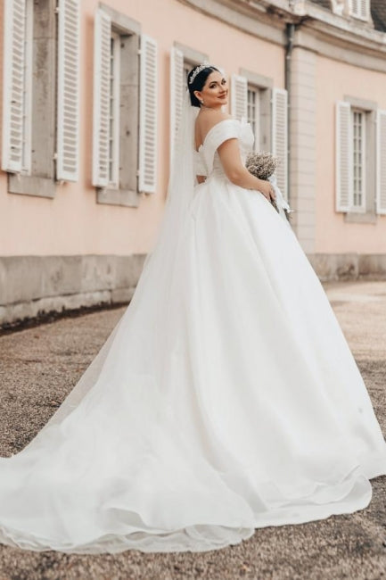 Robe de mariée princesse longue blanche en satin d'organza, décolletée en V, à épaules dénudées et coupe évasée