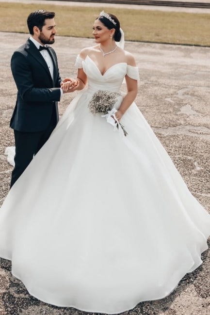 Robe de mariée princesse longue blanche en satin d'organza, décolletée en V, à épaules dénudées et coupe évasée