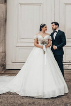 Robe de mariée princesse longue blanche en satin d'organza, décolletée en V, à épaules dénudées et coupe évasée
