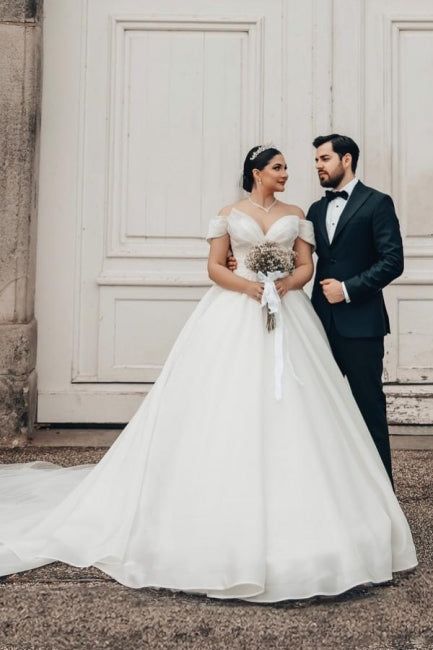 Robe de mariée princesse longue blanche en satin d'organza, décolletée en V, à épaules dénudées et coupe évasée