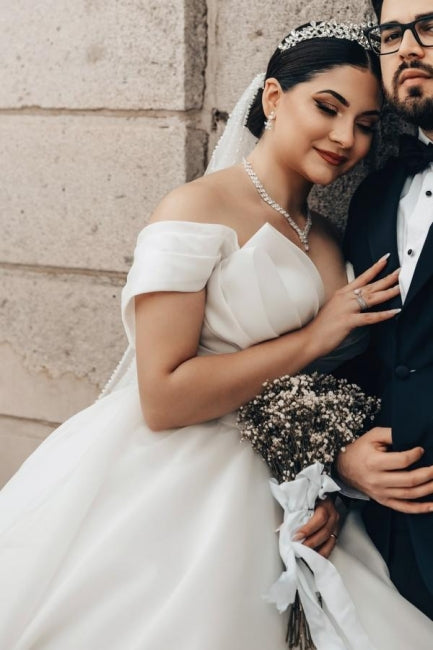 Robe de mariée princesse longue blanche en satin d'organza, décolletée en V, à épaules dénudées et coupe évasée