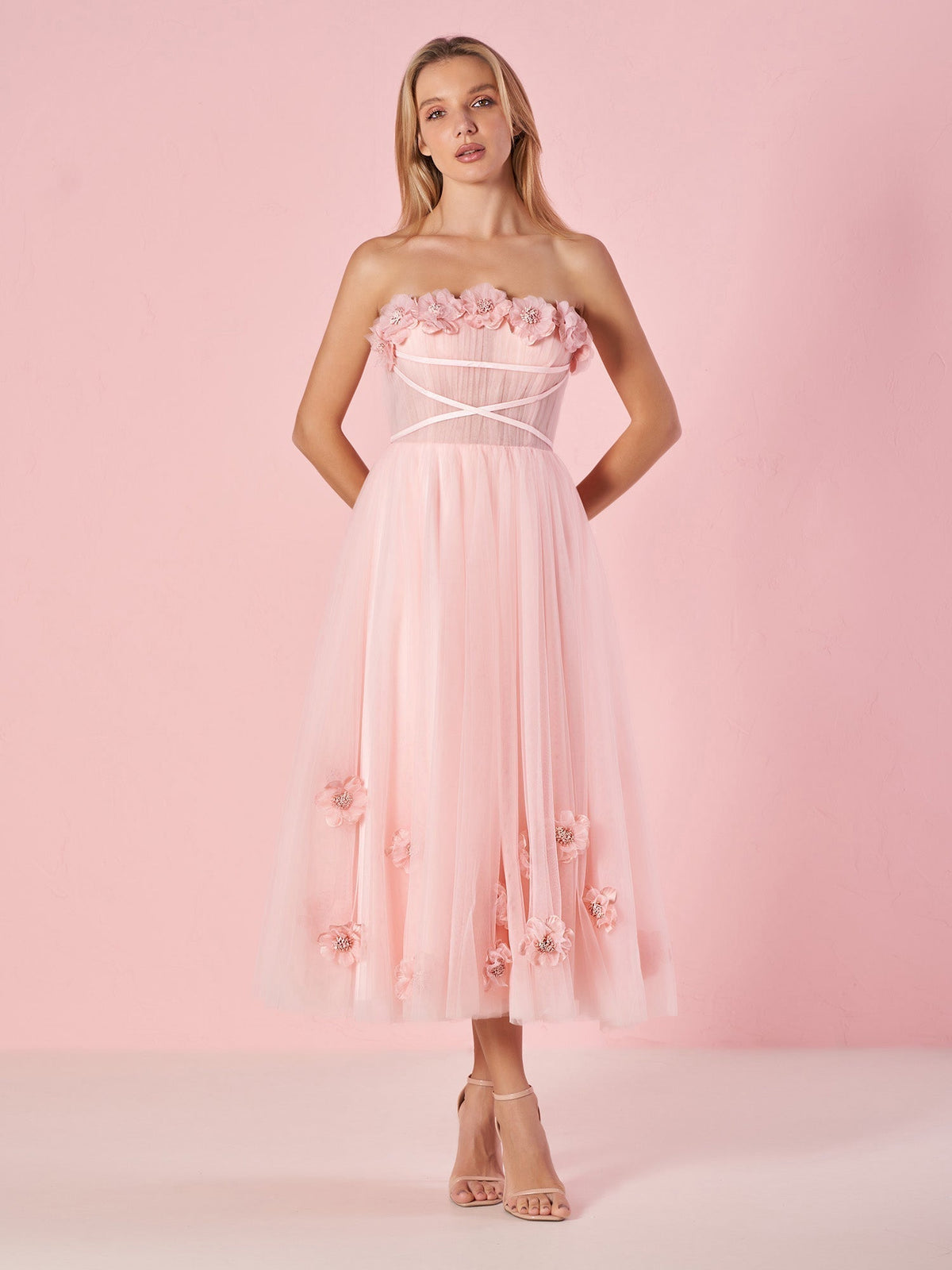 Hellrosa trägerloses Prinzessinnen-Ballkleid mit Blumen