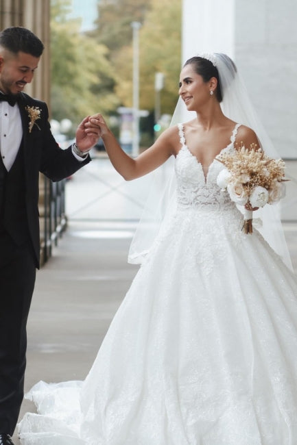 Vestidos de novia princesa blancos de corte A con escote en V, sin mangas y con encaje