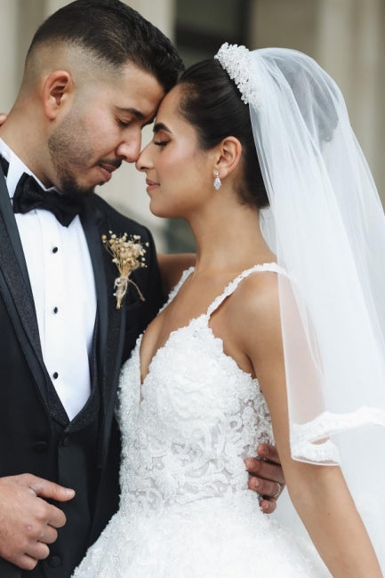 Vestidos de novia princesa blancos de corte A con escote en V, sin mangas y con encaje