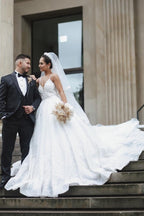 Vestidos de novia princesa blancos de corte A con escote en V, sin mangas y con encaje
