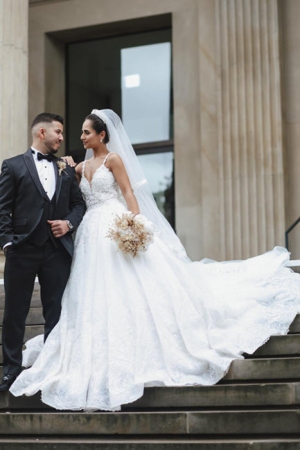 Vestidos de novia princesa blancos de corte A con escote en V, sin mangas y con encaje