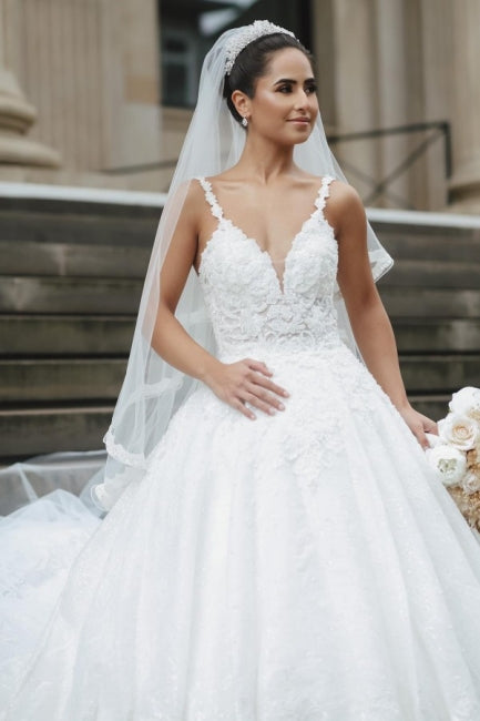 Vestidos de novia princesa blancos de corte A con escote en V, sin mangas y con encaje