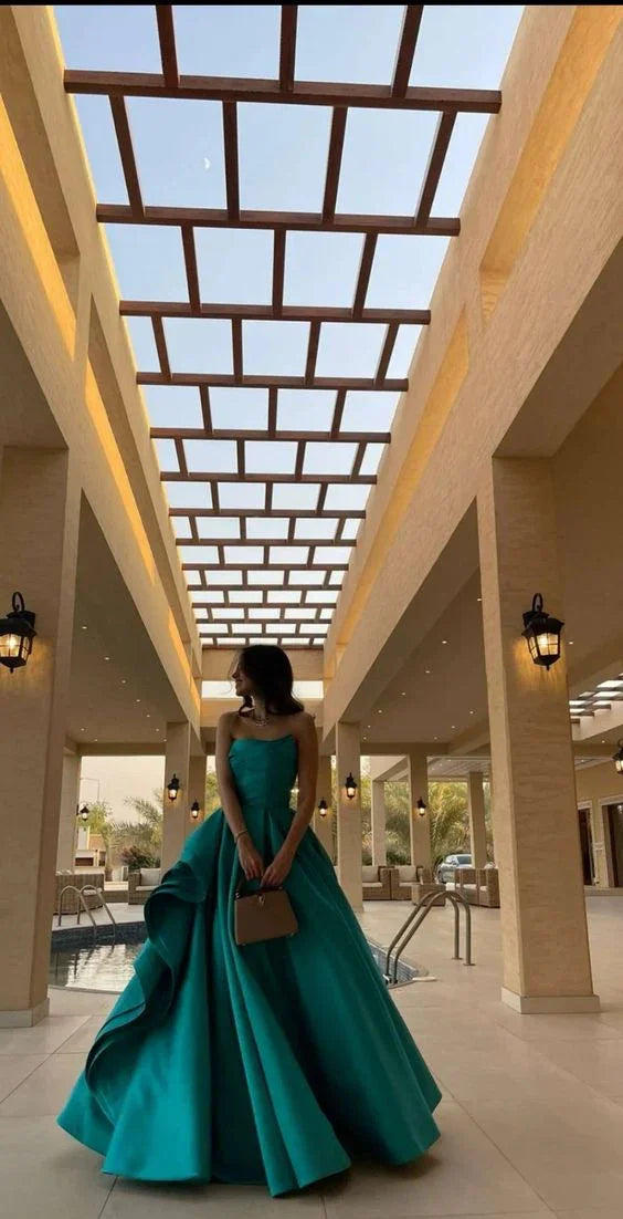 Robe de soirée longue en satin verte généreuse sans bretelles coupe évasée formelle Y590