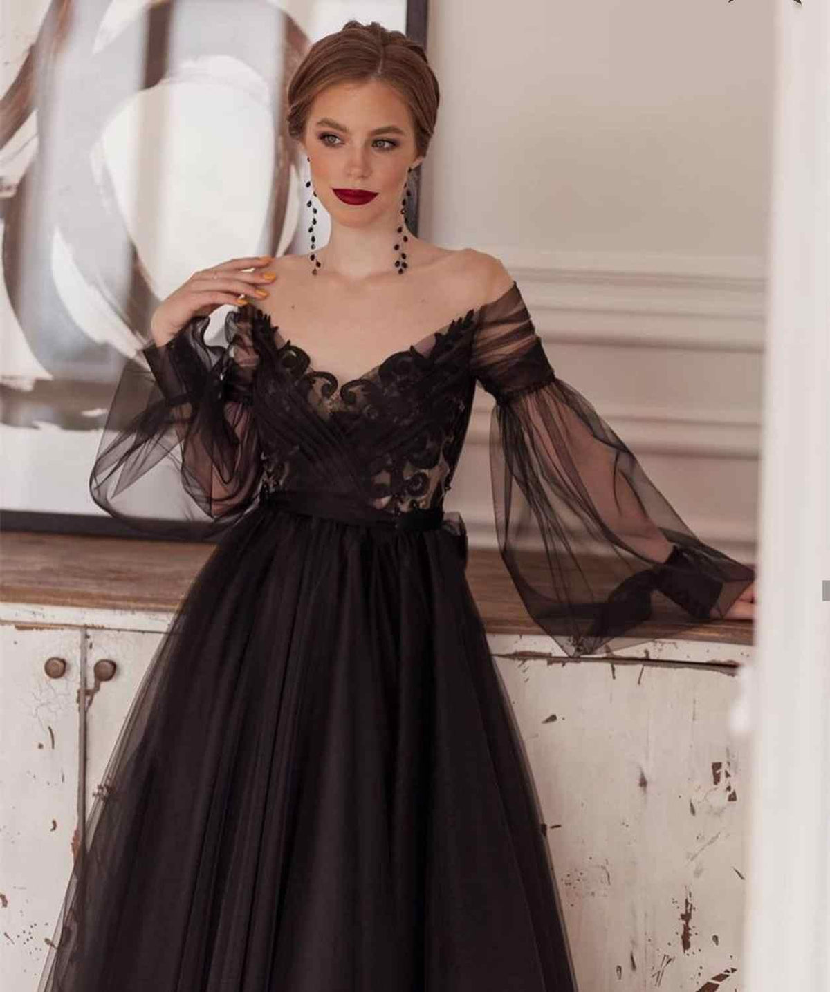Vestido de noche elegante negro con ilusión, manga larga, escote en V, aplicaciones de encaje, espalda descubierta, línea en A, largo hasta el tobillo S26660