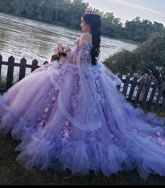 Vestido de Baile Luxuoso com Aplicações Florais em Tule e Decote Ombro a Ombro Roxo Vestido Doce 16 Y679