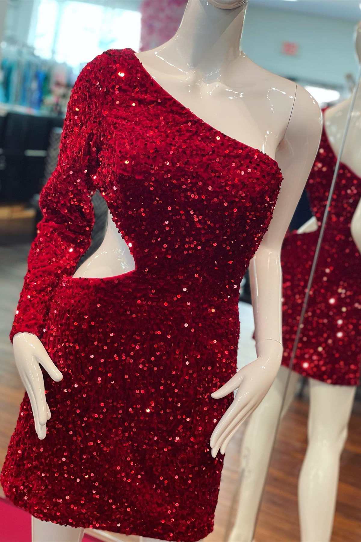 Abito corto per festa di fine anno con paillettes, manica unica e ritaglio