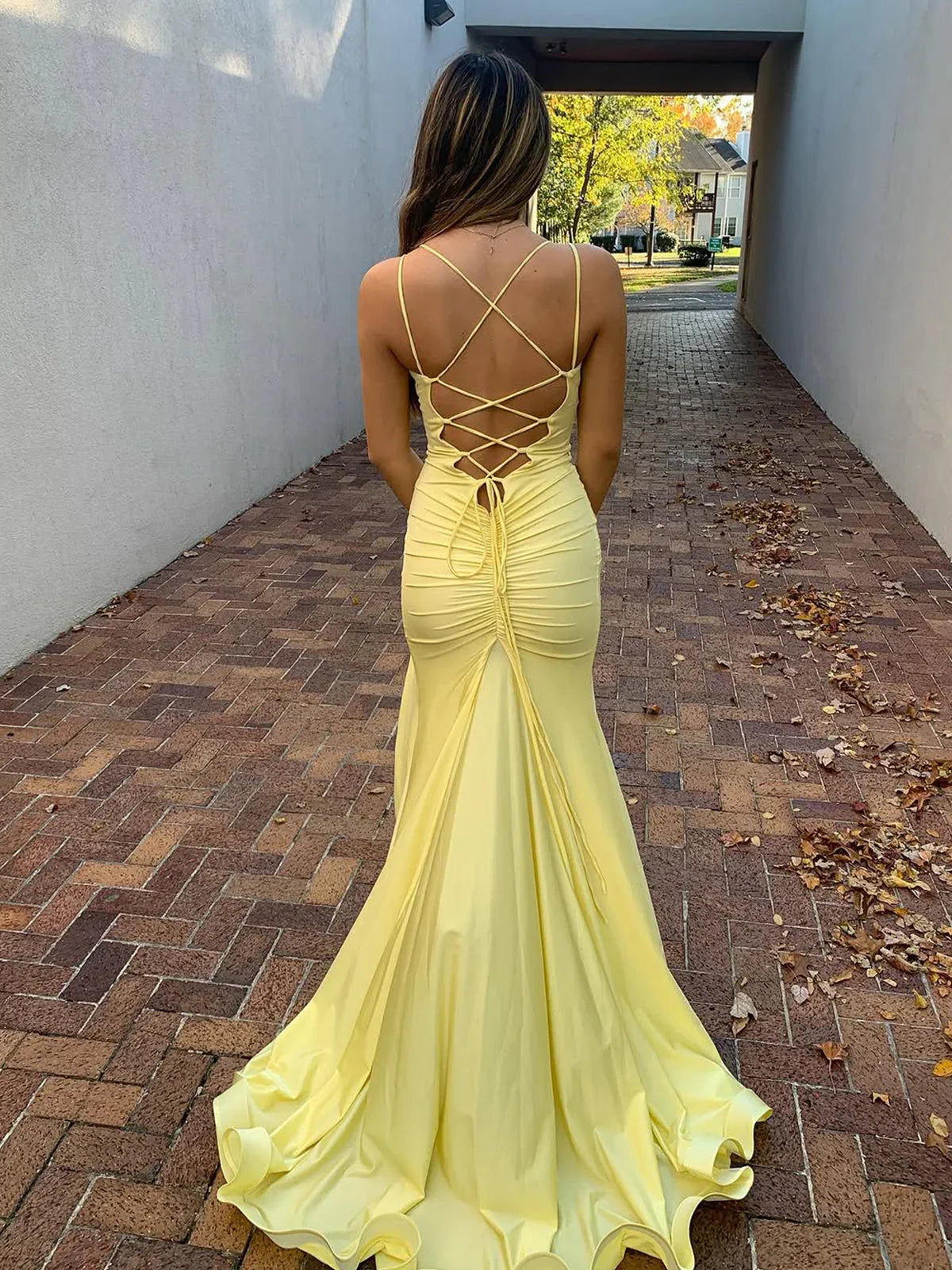 Quinlee | Vestido largo de gala satinado amarillo con escote en V y corte sirena con abertura