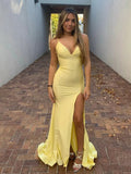 Quinlee | Vestido largo de gala satinado amarillo con escote en V y corte sirena con abertura