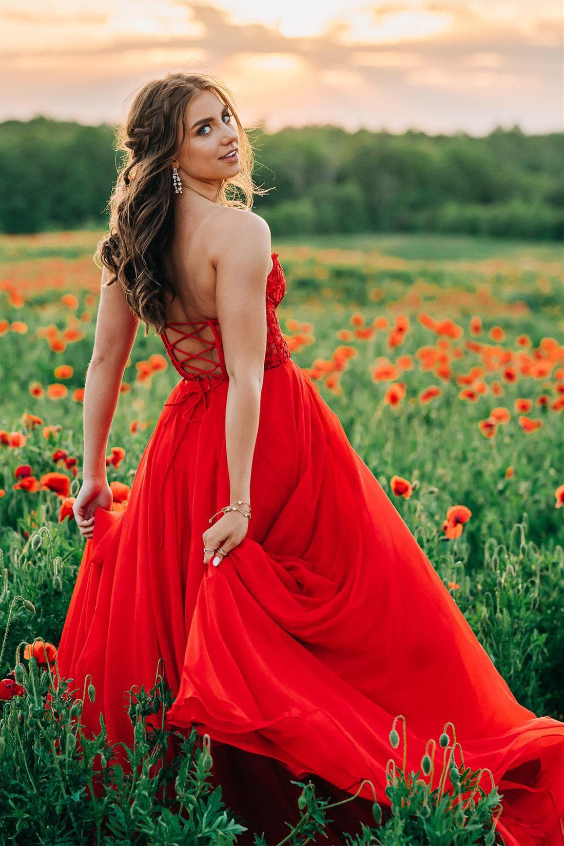 Vestido longo de baile com decote ombro a ombro, corte evasê, chiffon, aplicação e atilhos