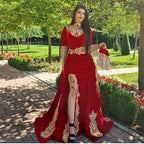 Robe de bal rouge longue en velours avec manches, décolleté en cœur, jupe évasée, appliques en dentelle et fente