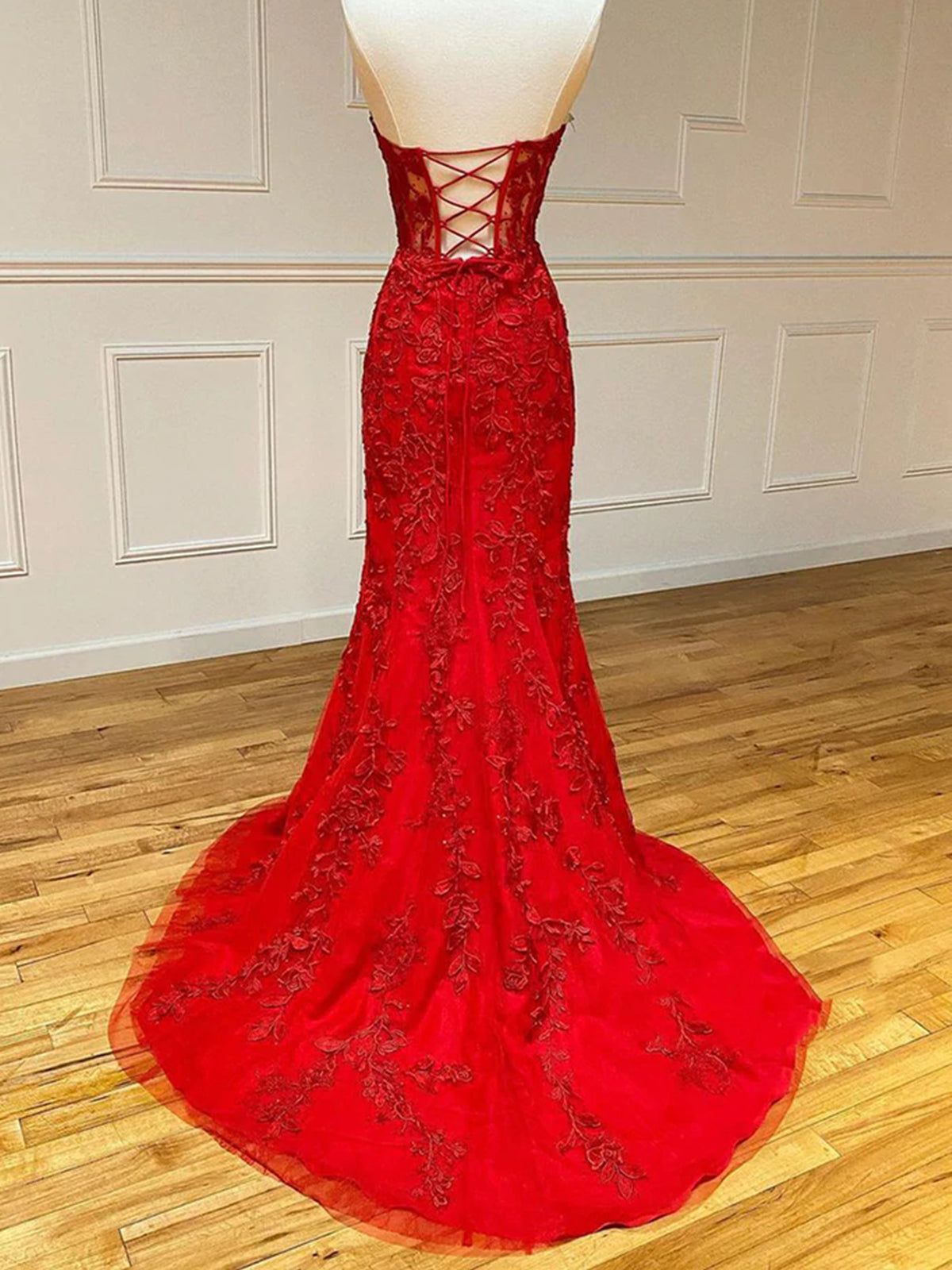 Robe de bal rouge longue sirène à décolleté cœur avec dos ouvert en dentelle et traîne
