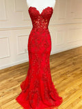 Robe de bal rouge longue sirène à décolleté cœur avec dos ouvert en dentelle et traîne