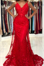 Robe de bal rouge longue sirène à col en V, bretelles fines, dos nu en dentelle
