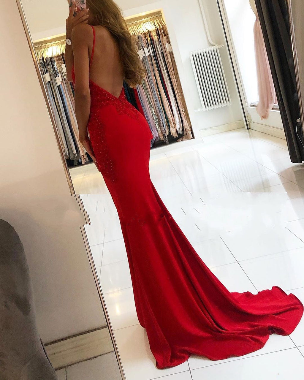 Robe de bal rouge longue sirène à col en V, bretelles fines, dos nu