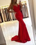 Robe de bal rouge longue sirène à col en V, bretelles fines, dos nu