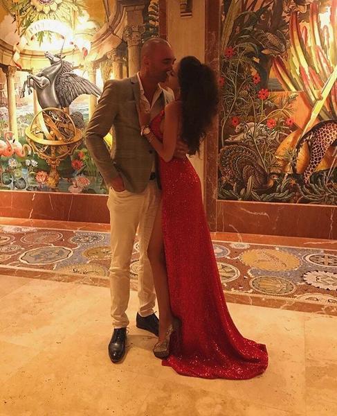 Robe de bal rouge longue à col en V, dos nu pailleté, coupe sirène avec fente