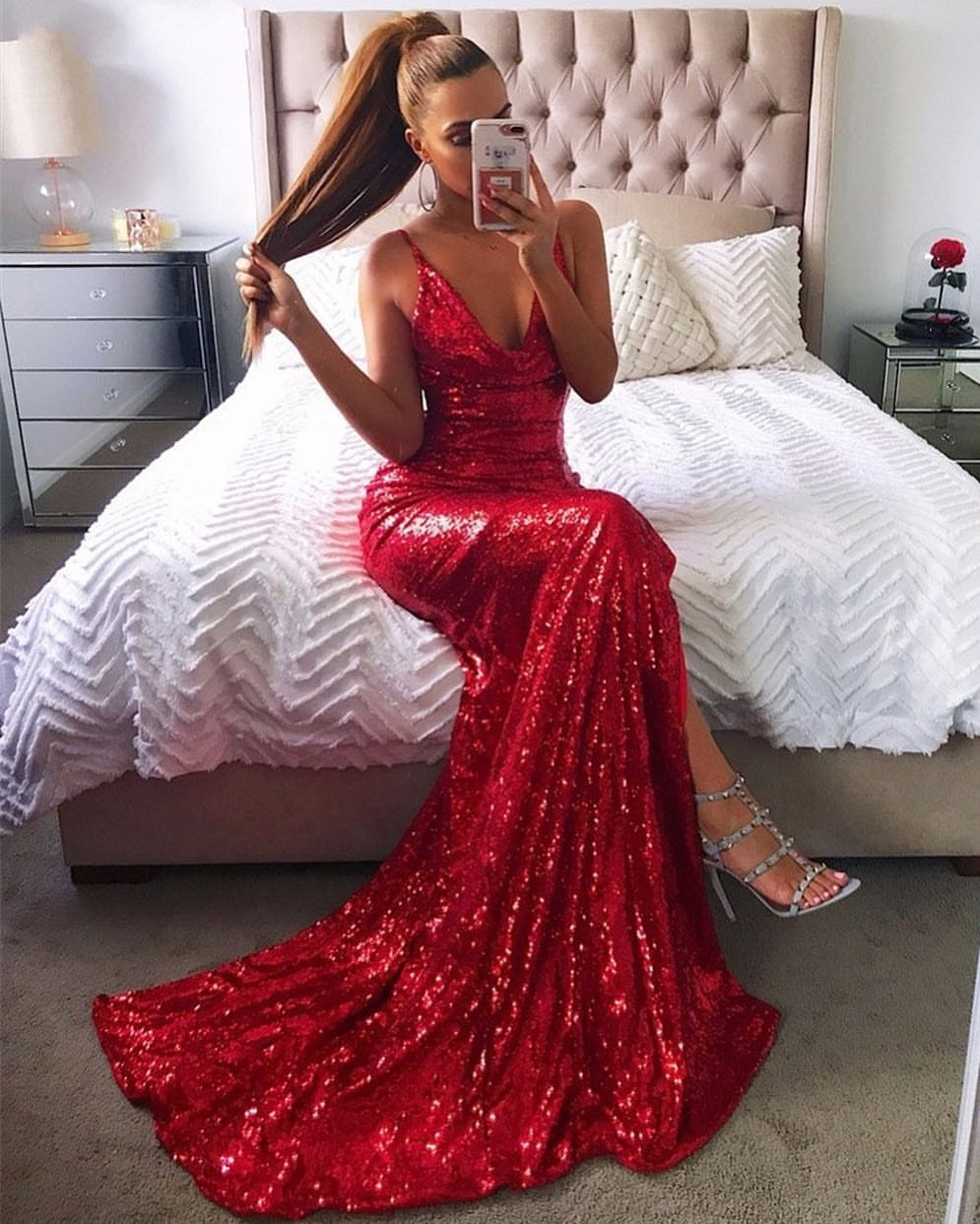 Robe de bal rouge longue à col en V, dos nu pailleté, coupe sirène avec fente