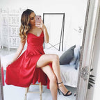 Vestido de Festa de Regresso a Casa em Cetim Vermelho com Alças Finas Cruzadas nas Costas e Comprimento ao Joelho
