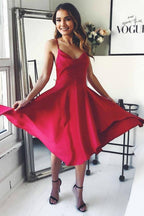 Vestido de Festa de Regresso a Casa em Cetim Vermelho com Alças Finas Cruzadas nas Costas e Comprimento ao Joelho