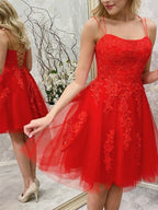 Robe rouge courte trapèze bustier en tulle avec dentelle et dos nu pour bal de promo et retour à la maison