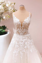 Abito da sposa romantico lungo a linea ad A con spalline sottili, applicazioni in pizzo e tulle