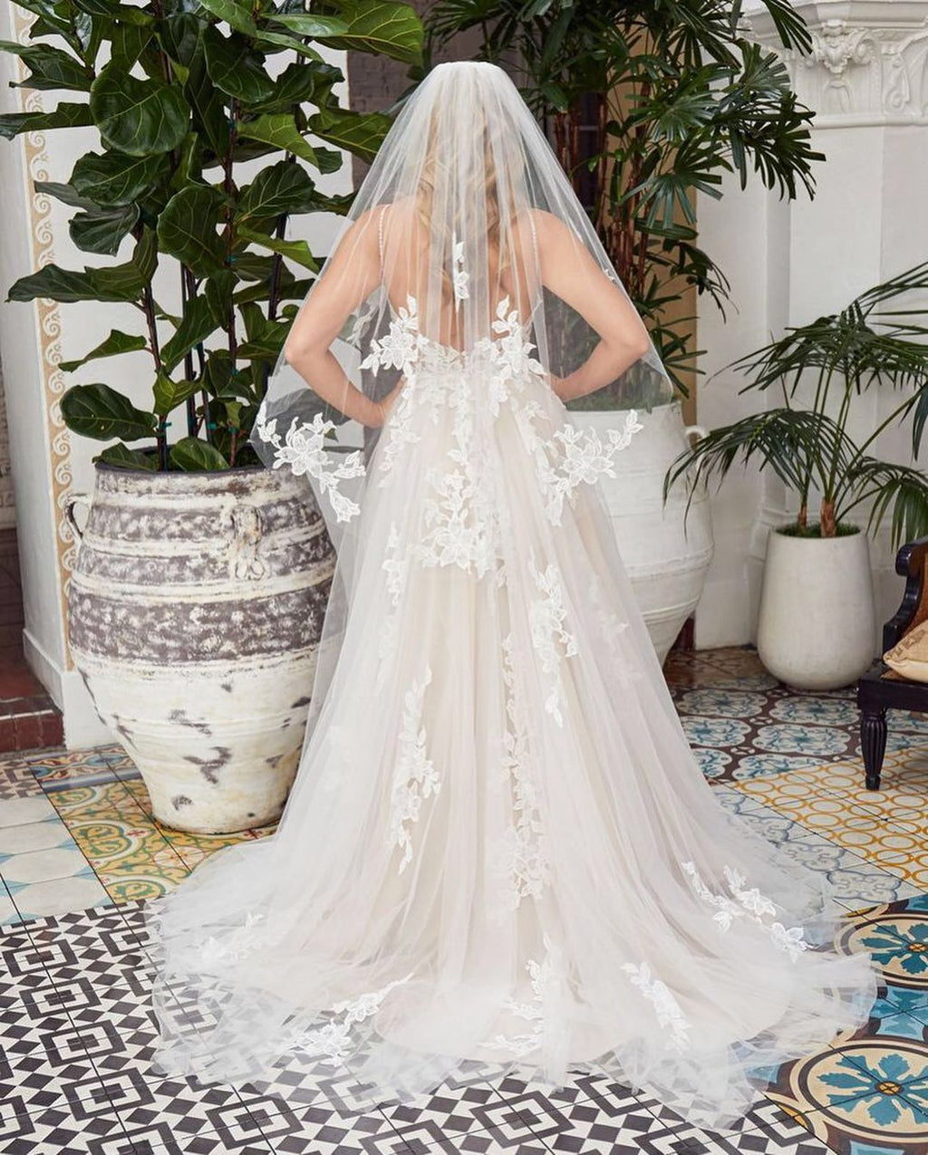 Vestido de Noiva Romântico Comprido em Linha A com Decote em V, Renda, Tule e Costas Abertas