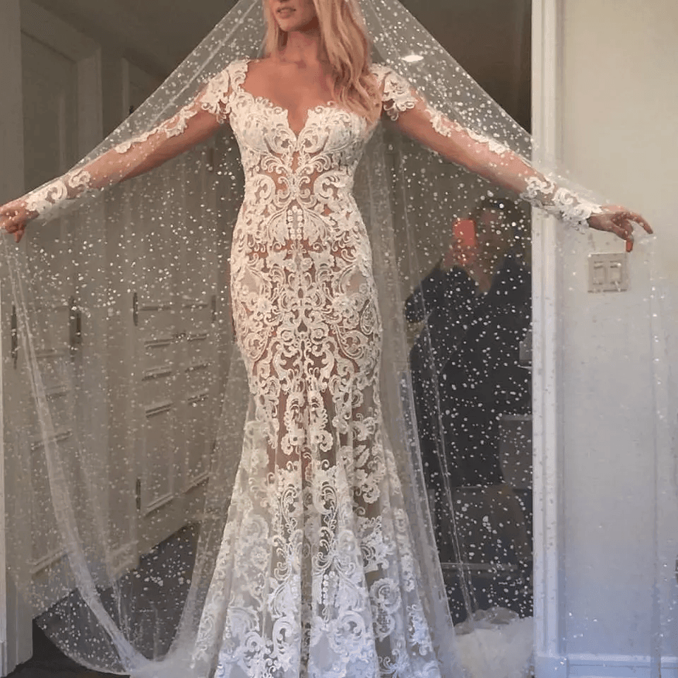 Vestidos de Noiva Marfim com Renda, Sem Costas, Estilo Sereia e Apliques Românticos Longos