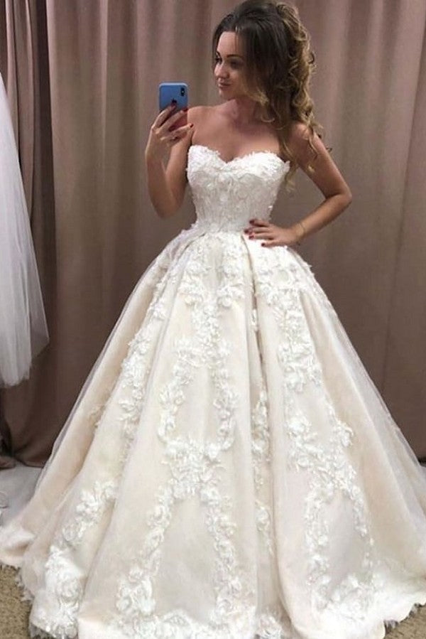 Vestido de novia romántico de corte largo con escote corazón y apliques florales 3D de encaje