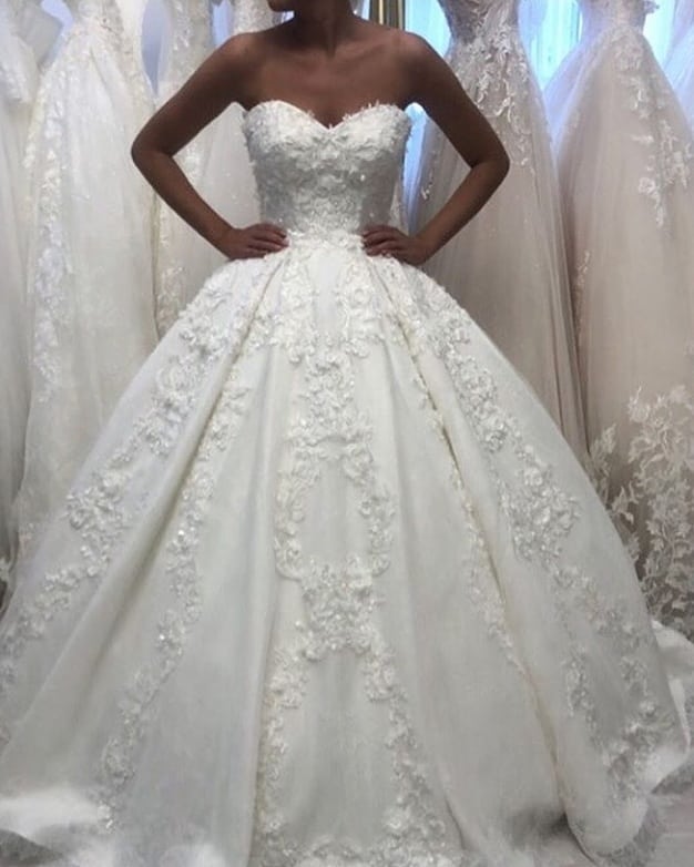 Vestido de novia romántico de corte largo con escote corazón y apliques florales 3D de encaje