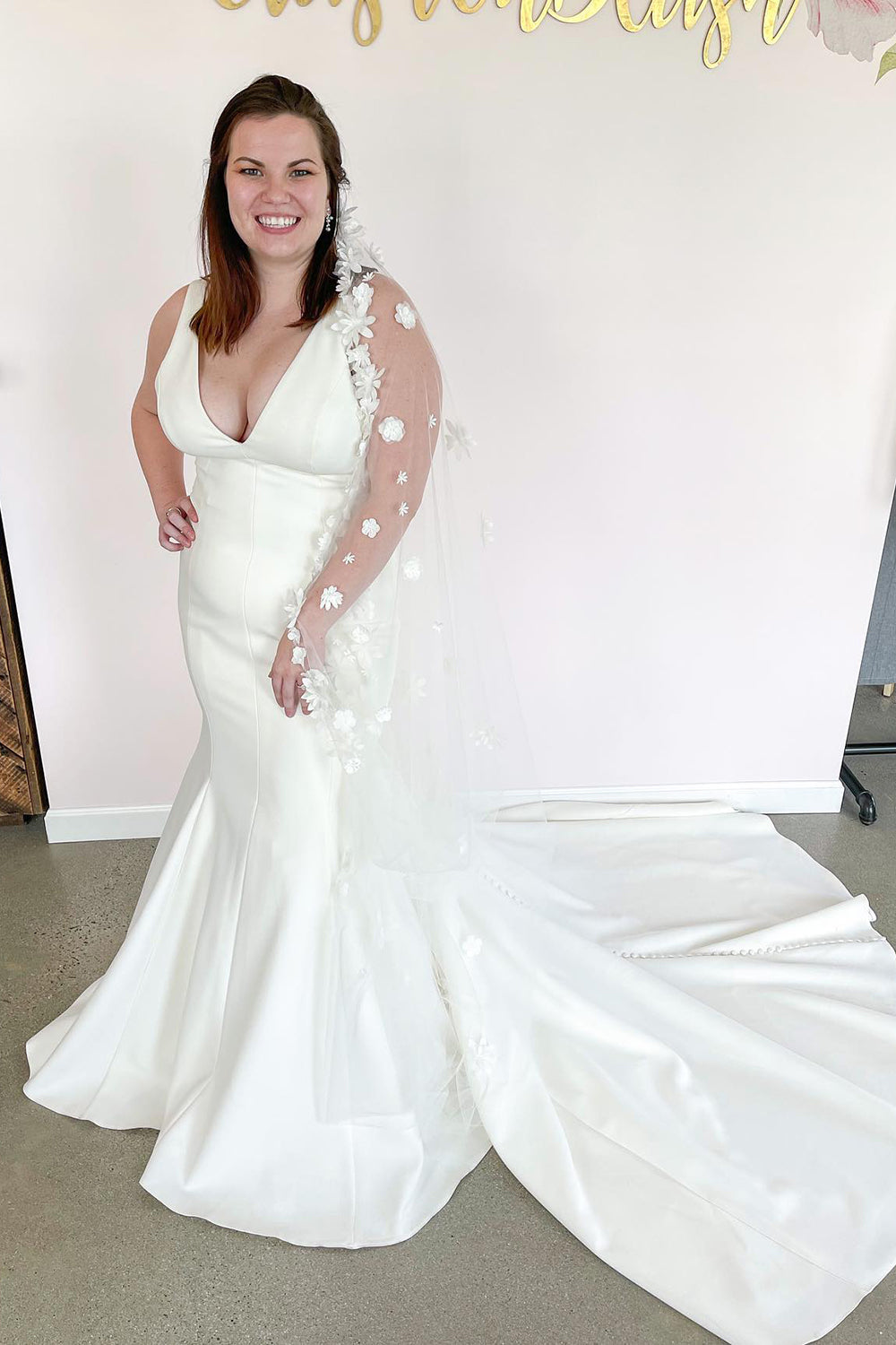 Abito da sposa romantico lungo a sirena con scollo a V, spalline larghe e schiena scoperta