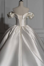 Abito da sposa romantico in raso con scollo a barca e gonna ampia