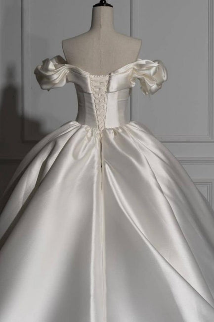 Abito da sposa romantico in raso con scollo a barca e gonna ampia