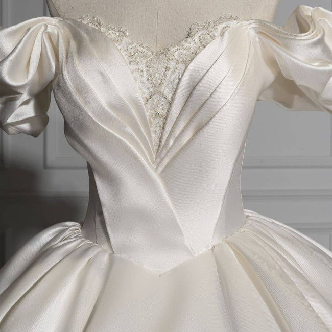 Abito da sposa romantico in raso con scollo a barca e gonna ampia
