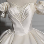 Abito da sposa romantico in raso con scollo a barca e gonna ampia