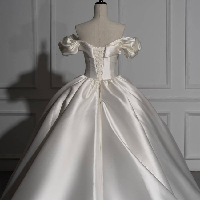 Abito da sposa romantico in raso con scollo a barca e gonna ampia