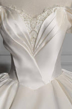 Abito da sposa romantico in raso con scollo a barca e gonna ampia
