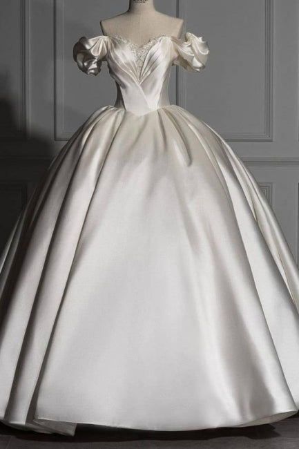 Abito da sposa romantico in raso con scollo a barca e gonna ampia