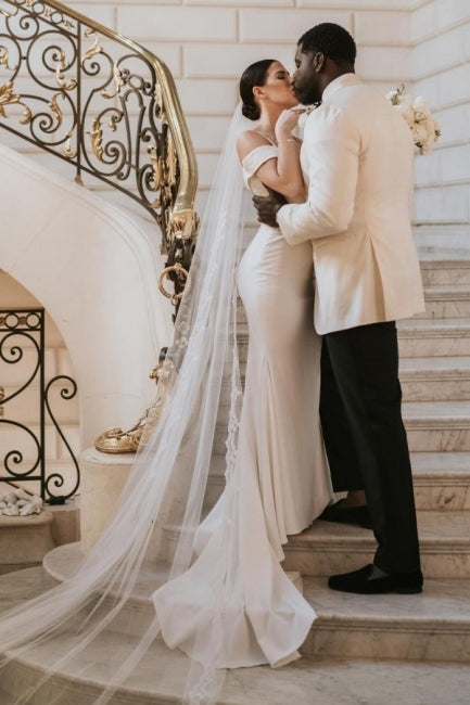 Robe de mariée sirène en satin avec fines bretelles spaghetti et manches courtes cape romantiques